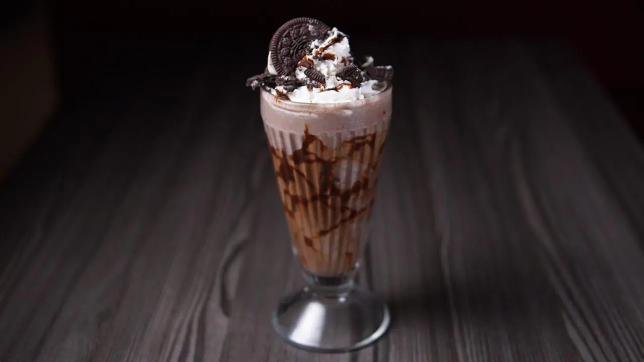 Malteada de chocolate con crema batida servida en la mesa