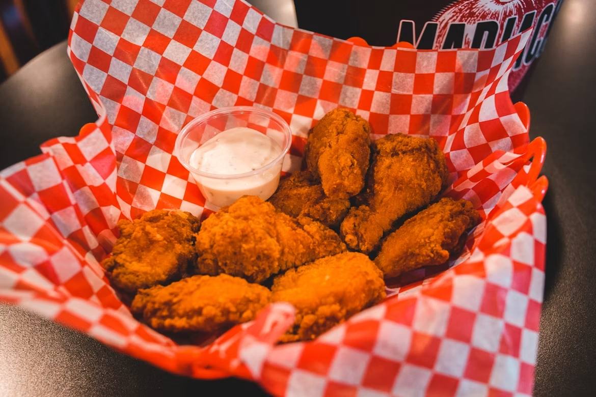 Canasta de pollo broaster crujiente con salsa de la casa